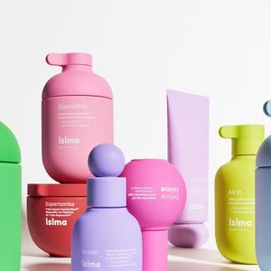 Isima chega ao mercado em 16 de junho (conforme comunicado à imprensa), com proposta poderosa: não só restaurar fios danificados, mas fazê-los brilhar no ritmo dos próprios cachos de Shakira.