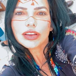 Sua beleza foi um dos principais motivos para a repercussão, com internautas elogiando sua aparência jovial e descolada.