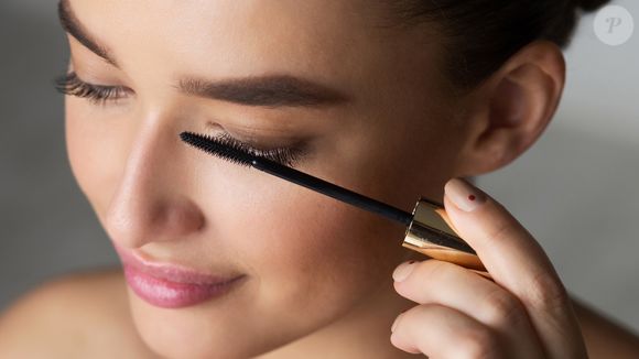 Entre os itens essenciais para um olhar impactante está o rímel.