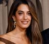 Amal Clooney volta a brilhar em evento beneficente e dita tendência com vestido Versace na cor da estação