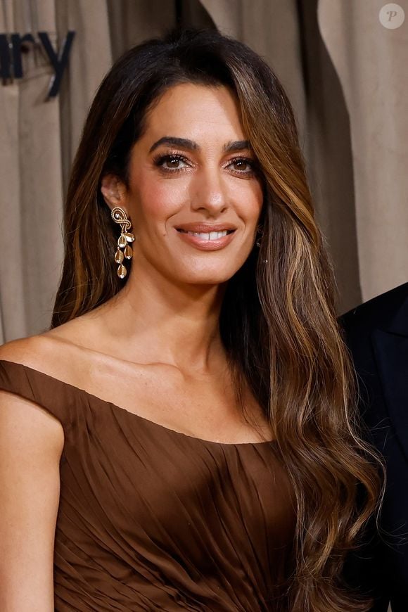 Amal Clooney volta a brilhar em evento beneficente e dita tendência com vestido Versace na cor da estação