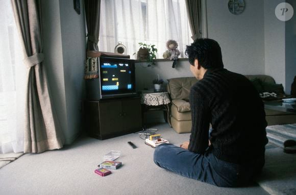 De acordo com o Independent UK, a grande transformação da Nintendo começou décadas depois, quando a empresa passou a investir em produtos eletrônicos e lançou o Game & Watch, aparelho portátil que combinava um jogo instalado com a função de relógio