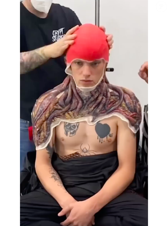 Depois, é testado uma touca na cabeça do ator de Vecna, antes da definitiva