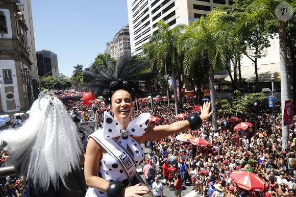 No início do Carnaval carioca, Paolla Oliveira participou do desfile do Cordão do Bola Preta. 