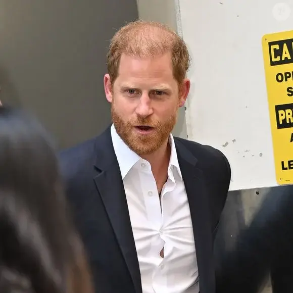 Príncipe Harry ‘está convencido de que, se Meghan e Kate conseguirem esclarecer as coisas, isso também acalmará as coisas com William’, diz fonte de tabloide