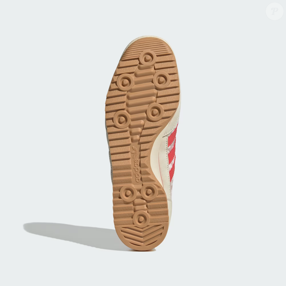 Entre os destaques do Adidas SL 72 OG X Liberty London estão o exclusivo logo de três listras, o fechamento por amarração e a renda floral que transforma qualquer produção