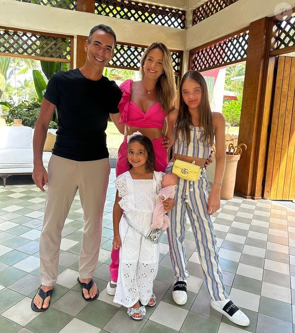 Ticiane Pinheiro em foto com a família completa