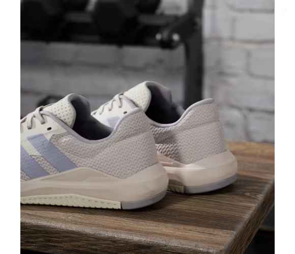 O Dropset Base, da Adidas, foi projetado para acompanhar exercícios de força, incluindo movimentos explosivos e levantamentos pesados. Segundo a descrição da marca, a construção baixa em relação ao solo e o antepé largo fazem parte dos elementos pensados para proporcionar estabilidade durante os treinos