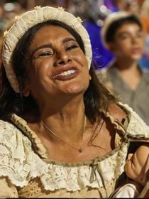 De 'Três Graças' para a Sapucaí: Dira Paes encarna mãe de Lula na 1ª noite de desfiles do Rio; quem foi Dona Lindu?