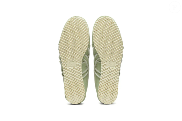 Para quem prefere um visual mais descontraído, o tênis da Onitsuka Tiger pode ser usado com saia midi, camiseta básica ou vestido de linhas simples. A tonalidade inspirada no matcha acrescenta um detalhe de cor à produção sem exigir combinações elaboradas