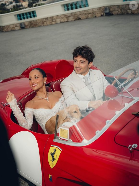 Charles Leclerc e Alexandra Saint-Mleux surgiram em uma Ferrari 250 Testa Rossa, um modelo raríssimo