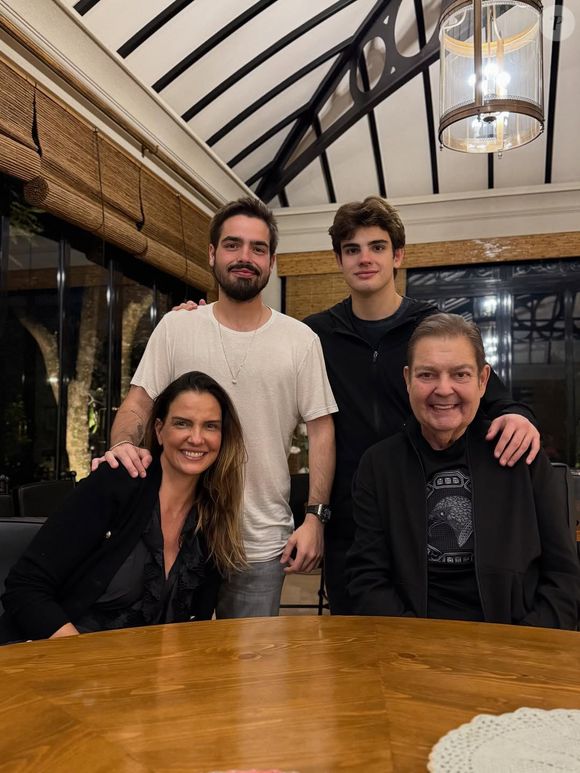 Como está Faustão após 4 transplantes em 2 anos? Foto de novembro de 2025 na festa intimista de 24 anos de casamento com Luciana Cardoso