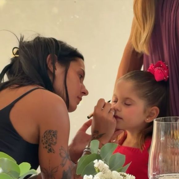 Ana Castela maquiou Maria Flor, filha do meio de Zé Felipe e Virgínia