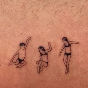 "Foi da caçula a ideia de eternizar num braço o salto simultâneo dos trigêmeos numa piscina. A última a deixar o ventre materno, a última a se deixar tatuar. E o pai do trio, como autor da fotografia histórica, achou justo guardá-la na pele", escreveu William Bonner na legenda