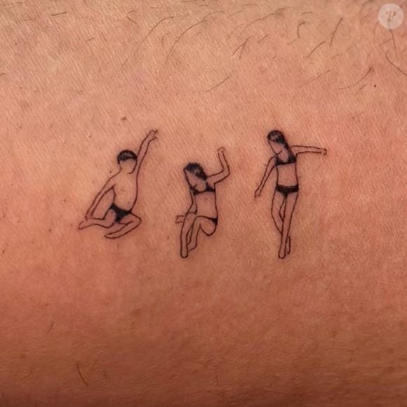 "Foi da caçula a ideia de eternizar num braço o salto simultâneo dos trigêmeos numa piscina. A última a deixar o ventre materno, a última a se deixar tatuar. E o pai do trio, como autor da fotografia histórica, achou justo guardá-la na pele", escreveu William Bonner na legenda