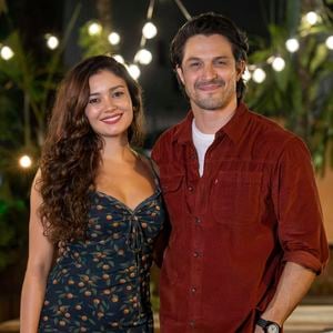 Paulinho (Romulo Estrela) e Gerluce (Sophie Charlotte) em foto da novela 'Três Graças': ambos são um casal na ficção.