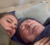 Paolla Oliveira aparece deitada com o pai, que aparenta estar debilitado