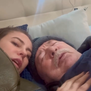 Paolla Oliveira aparece deitada com o pai, que aparenta estar debilitado