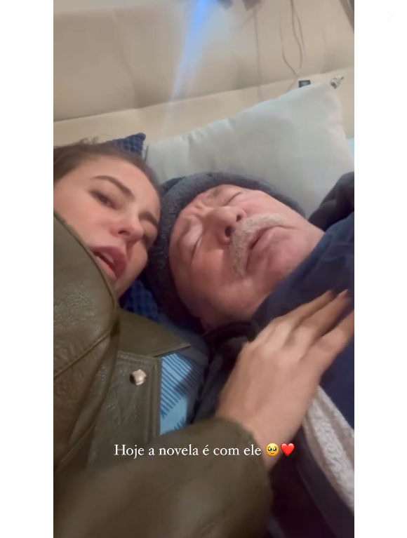 Paolla Oliveira aparece deitada com o pai, que aparenta estar debilitado