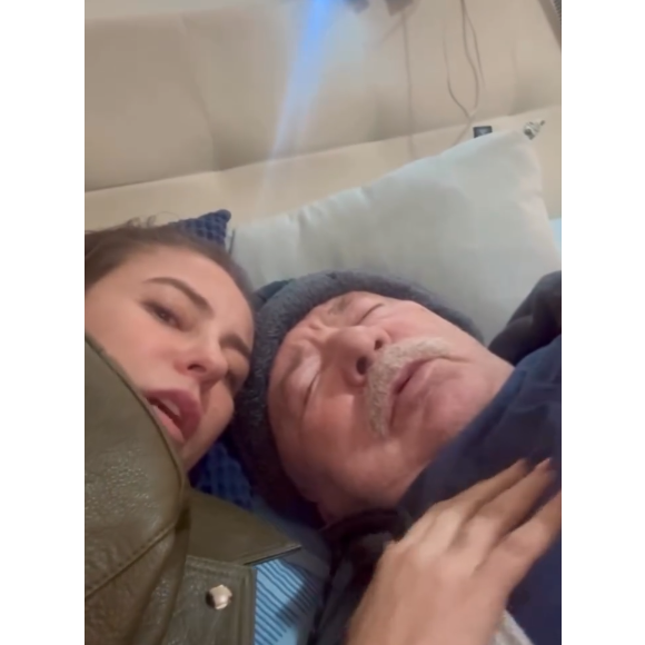 Paolla Oliveira aparece deitada com o pai, que aparenta estar debilitado
