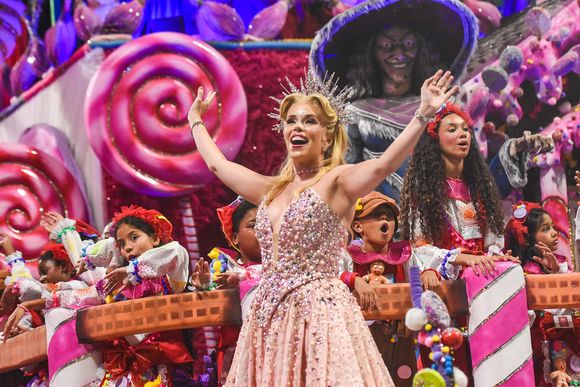 Fabi Bang, intérprete de Glinda no musical 'Wicked', levou a personagem para o desfile da Colorado do Brás