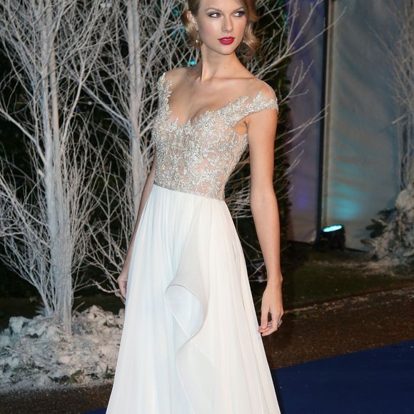 Taylor Swift chega ao evento de caridade no Palácio de Kensington, em Londres