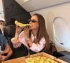 Desejo de grávida atendido! Bruna Biancardi apareceu saboreando uma fatia gigante de pizza dentro de um jatinho particular durante o retorno para Miami, nos Estados Unidos. O momento foi compartilhado pela amiga Bianca Coimbra, que revelou: 'Pizza para a grávida que estava com vontade'. A influenciadora espera sua terceira filha com Neymar