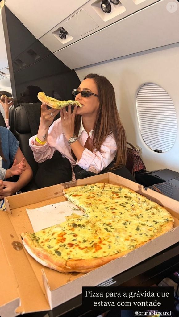 Desejo de grávida atendido! Bruna Biancardi apareceu saboreando uma fatia gigante de pizza dentro de um jatinho particular durante o retorno para Miami, nos Estados Unidos. O momento foi compartilhado pela amiga Bianca Coimbra, que revelou: 'Pizza para a grávida que estava com vontade'. A influenciadora espera sua terceira filha com Neymar