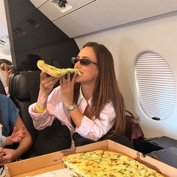 Desejo de grávida atendido! Bruna Biancardi apareceu saboreando uma fatia gigante de pizza dentro de um jatinho particular durante o retorno para Miami, nos Estados Unidos. O momento foi compartilhado pela amiga Bianca Coimbra, que revelou: 'Pizza para a grávida que estava com vontade'. A influenciadora espera sua terceira filha com Neymar