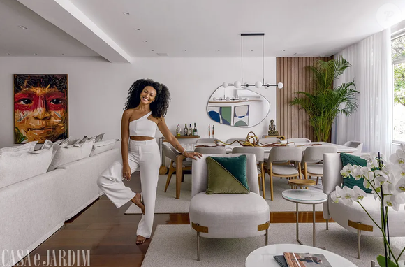 Localizado em Copacabana, uma das regiões mais tradicionais e valorizadas da cidade, o imóvel tem 220 m² e passou por uma grande reforma antes de se tornar a moradia fixa da família.