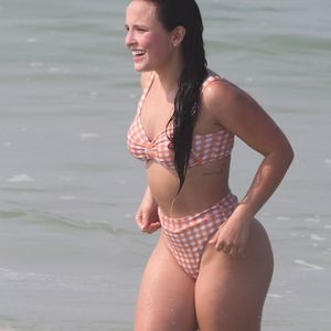 Moda praia vintage faz parte dos biquínis de Larissa Manoela: atriz aposta em estampas retrô para curtir os dias no verão.