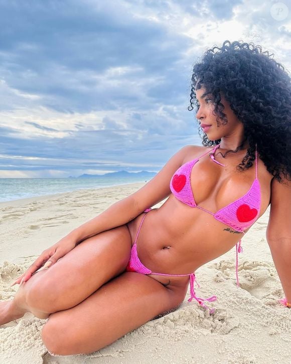 Quando retornou ao cacheado original, a ex de MC Daniel aproveitou para cortar as pontas, o mantendo mais curto