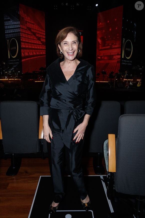 Festa dos 10 anos do teatro Santander reuniu a cantora Zizi Possi