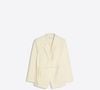 O blazer amarelo manteiga da Bershka virou aposta certeira para quem quer sair do básico sem perder a sofisticação. Inspirada no estilo refinado de Gabriela Sabatini, a peça combina perfeitamente com produções modernas e elegantes