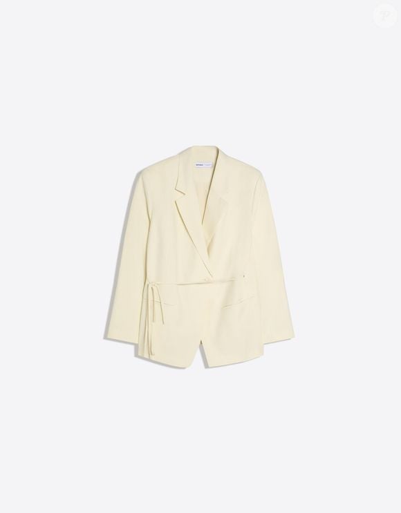 O blazer amarelo manteiga da Bershka virou aposta certeira para quem quer sair do básico sem perder a sofisticação. Inspirada no estilo refinado de Gabriela Sabatini, a peça combina perfeitamente com produções modernas e elegantes