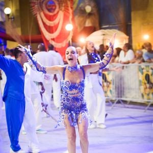 Giovanna Lancellotti abusa de transparência ao chegar na cidade do samba no Rio de Janeiro para participar do mini desfiles da Beija Flor de Nilópolis