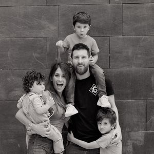 No aniversário de 39 anos de Messi, Antonela abriu um álbum de fotos íntimas e revelou momentos raros do craque argentino ao lado dos filhos