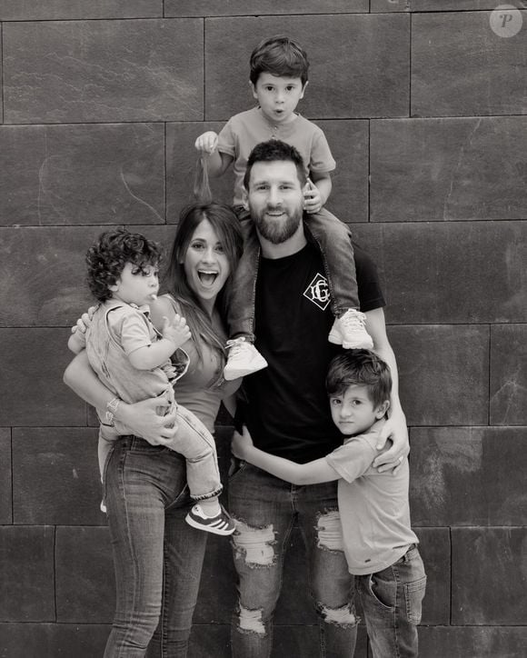 No aniversário de 39 anos de Messi, Antonela abriu um álbum de fotos íntimas e revelou momentos raros do craque argentino ao lado dos filhos