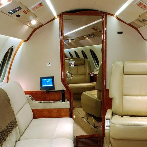 O Dassault Falcon 50, um modelo ainda mais robusto e sofisticado, foi usado por Ivete recentemente