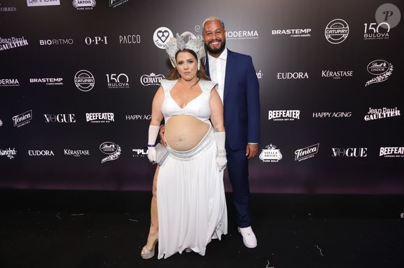 Look de Tati Machado no Baile Vogue evidenciou barriga de gravidez