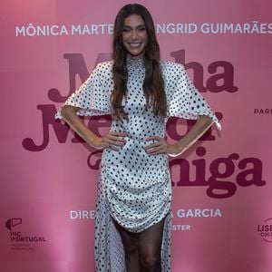 Mônica Martelli escolheu um vestido de poás para a estreia de 'Minha Melhor Amiga' e transformou a estampa clássica em protagonista do look. Com silhueta ajustada, mangas volumosas, recortes laterais e saia drapeada, a produção misturou referências retrô e ousadia contemporânea. A transparência na barra e o caimento assimétrico acrescentaram sensualidade, enquanto o colar de brilho e as sandálias pretas minimalistas equilibraram a composição