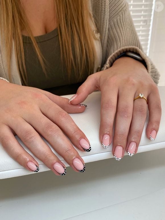 Unhas 2026: Nesta temporada, as unhas decretaram tendência: os poás estão em alta - e a forma que mais conquistou espaço foi a combinação com a tradicional francesinha