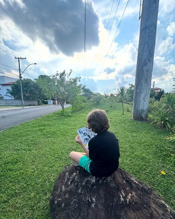 Filho de Lucas Lima e Sandy, Theo também marcou presença na festa de aniversário do pai