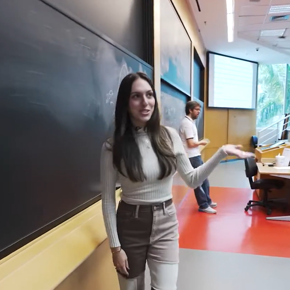 As salas de aula inspiradas no modelo Harvard estão entre os grandes diferenciais do Insper e prometem uma experiência de aprendizado mais dinâmica para Benício Huck