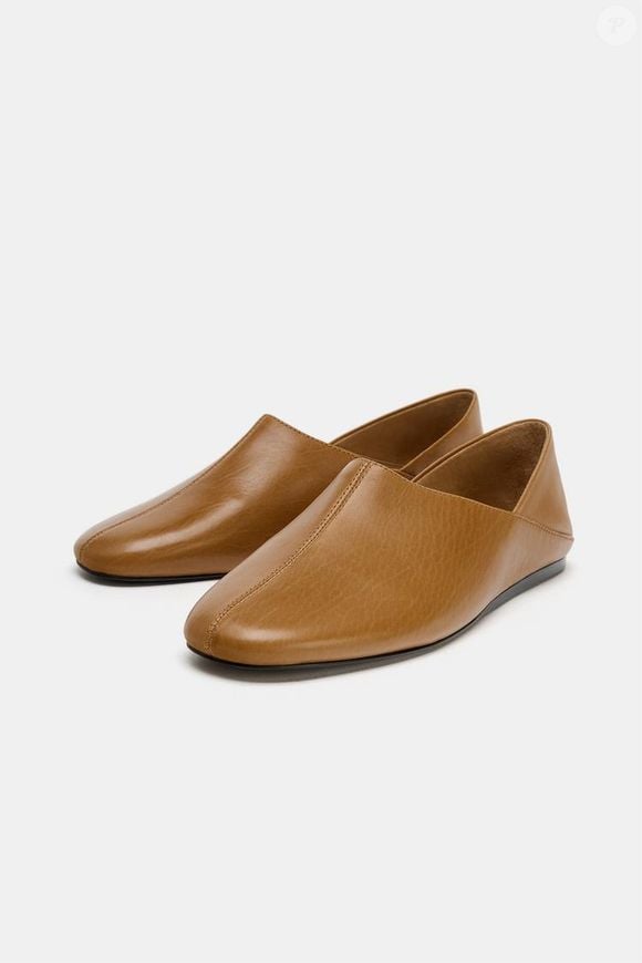 Para completar a produção com um toque sofisticado e confortável, o slipper de couro da Zara em tom marrom-mostarda pode ser usado também como mule e reforça a estética minimalista da moda japonesa. O modelo de bico arredondado está disponível por R$ 629