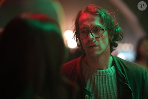 Mert conta a Atilla que Karsu vai em seu show, sendo assim chance deles se reencontrarem, na novela 'Coração de Mãe' no capítulo de quinta-feira 16 de abril de 2026
