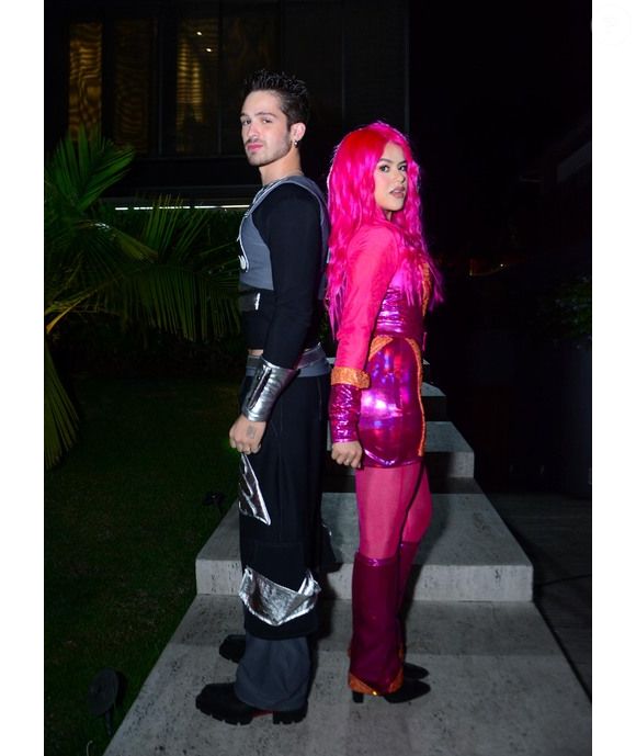 Sharkboy e Lavagirl inspiraram os amigos João Guilherme e Maisa para esta fantasia de Halloween