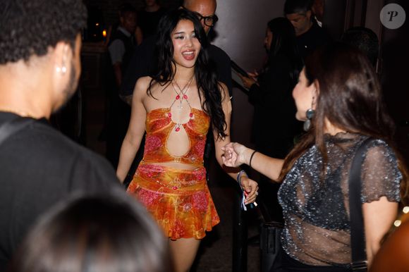 Jeong Yoon-chae, do grupo Katseye, compareceu à festa usando um vestido vazado e decotado super colorido