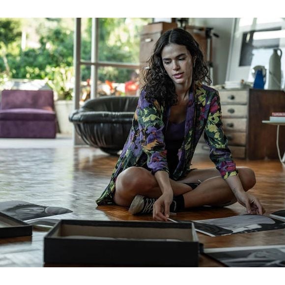 No primeiro episódio, Bia aparece com uma personalidade espirituosa e alto astral, refletida em looks coloridos, leves e descontraídos que acompanham sua vida amorosa cheia de aventuras.