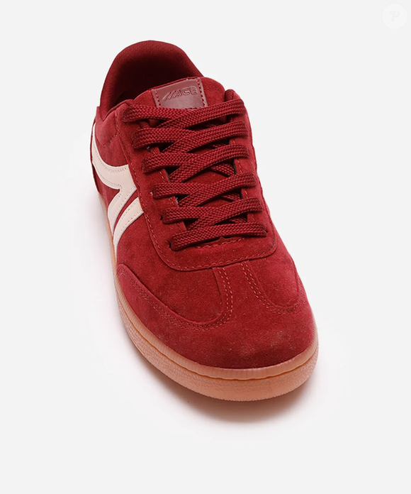 Com uma inspiração retrô, este tênis casual é perfeito para adicionar um toque descolado e moderno aos seus looks diários.